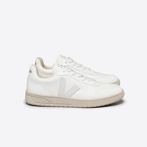 VEJA Women’s V-10 Extra White Size 9 (NWT)